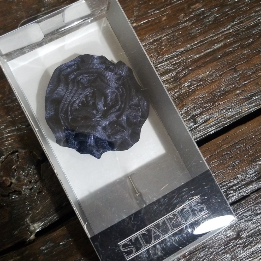 Boutonniere pin NIB 100% poly, silk look.